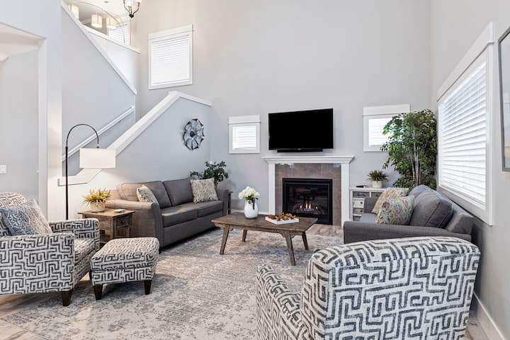 Главна дневна соба - огниште на плин и паметен телевизор. 