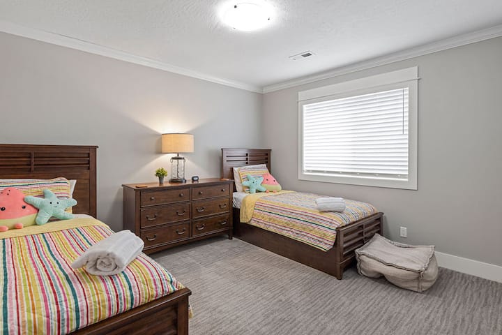 Четврта спална соба - се наоѓа на второто ниво со голем плакар. 