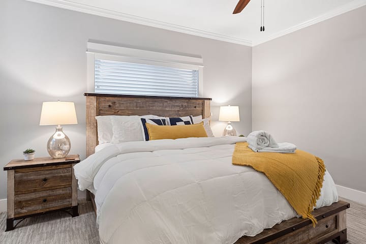 Главна спална соба - плакар и приклучена главна бања. 