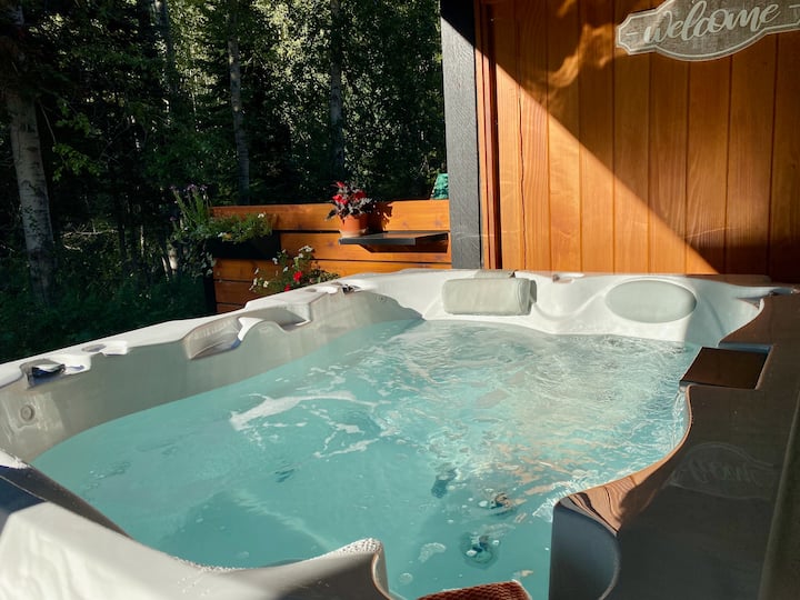 Creekside Oasis With Private Hot Tub - Sun Peaks