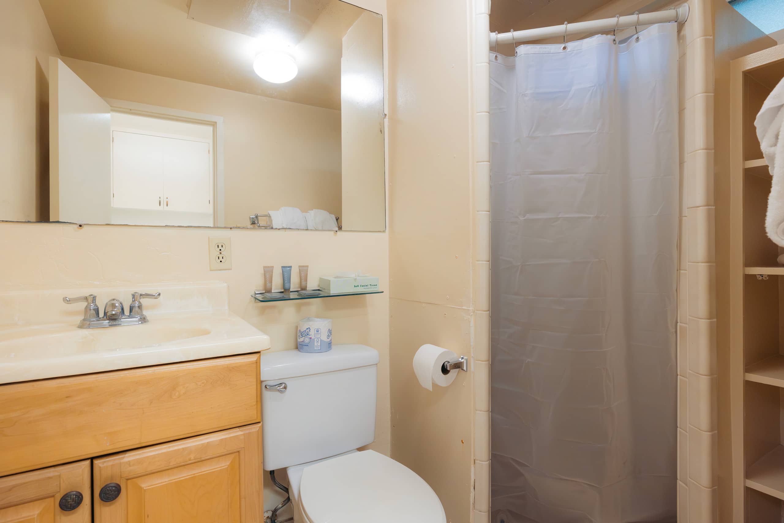 Hotel in Honolulu · ★4.13 · Studio · 2 beds · 1 private bath - Image 3