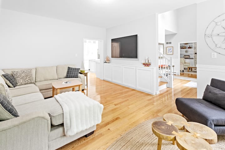 Spacious Village Fringe East Hampton Home W/ Pool - East Hampton, NY
