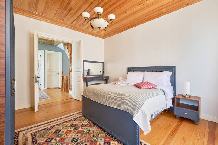 Nostalgic & Comfortable Historical Home! gallery image 4