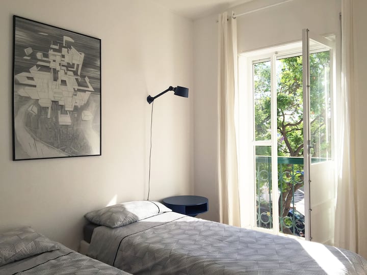 soleado dormitorio doble con vistas a la famosa plaza Luís de Camões