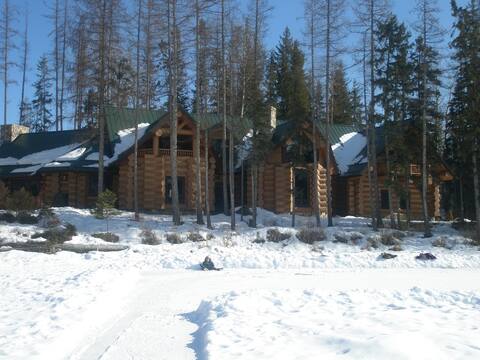 Log Mansion with Christmas Specials Sleeping 14!