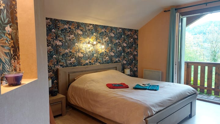 Dhoma e gjumit nr. 2 në katin e sipërm me krevat dopio "king", ballkon dhe ventilator.

