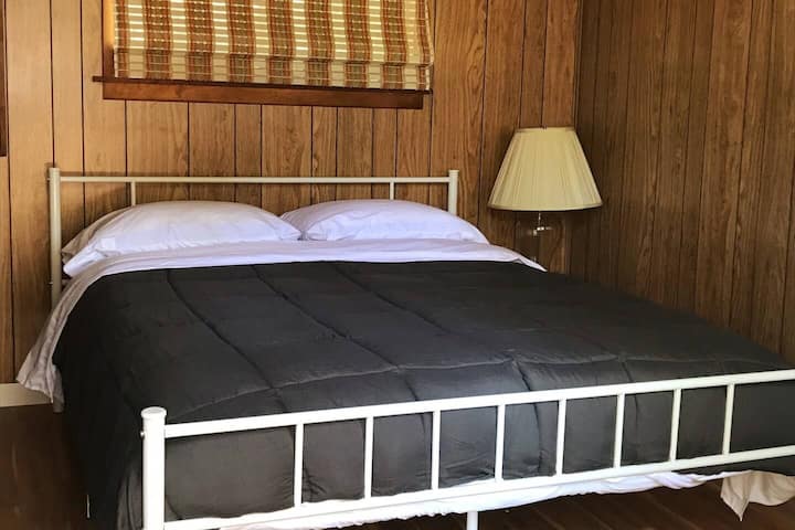 ห้องนอนสองชั้น: ห้องนี้มีเตียงขนาดควีนไซส์แสงธรรมชาติมากมายตู้เสื้อผ้าแบบเปิดโล่งเครื่องปรับอากาศและใช้ห้องน้ำร่วมกับห้องนอนสองชั้นหลังที่สอง ห้องเกือบจะเหมือนกันหมด