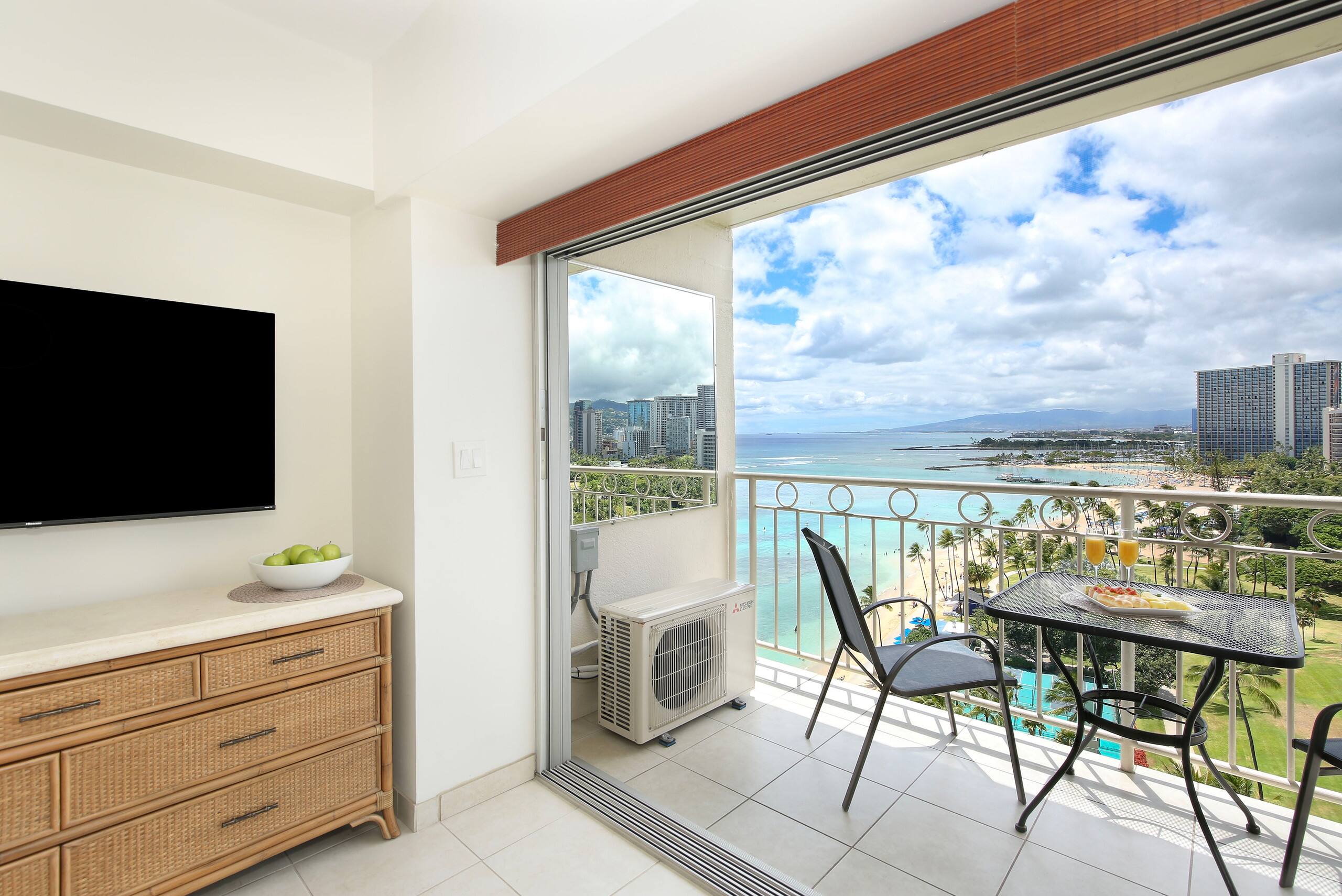 Condo in Honolulu · ★5.0 · Studio · 1 bed · 1 private bath - Image 4