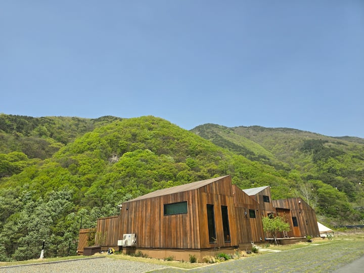 Woody Healing House with Jacuzzi in the Forest, Danjang-myeon, Miryang