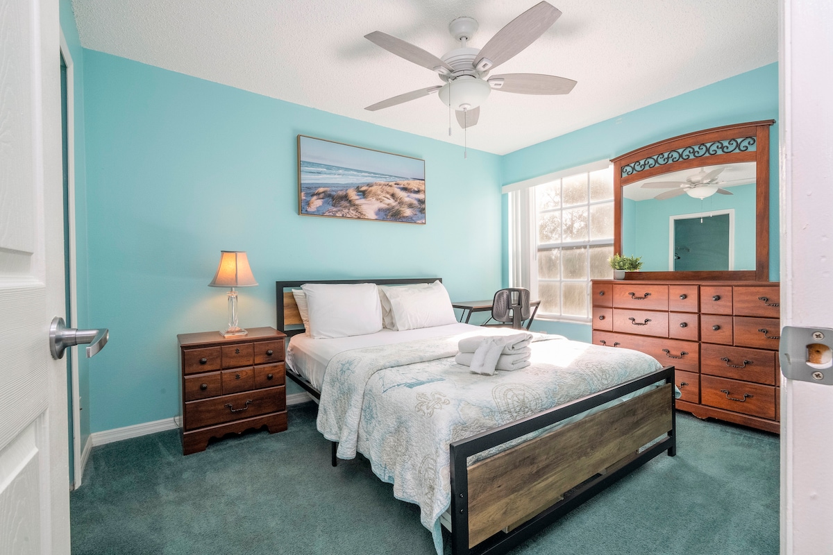 Cozy second bedroom with plenty of space for kids or extra guests.
Brenda said, "Beautiful cozy home! Has everything you can possibly need for your stay. I totally recommend staying here. Lass then 30 minutes from airport and any other attraction."