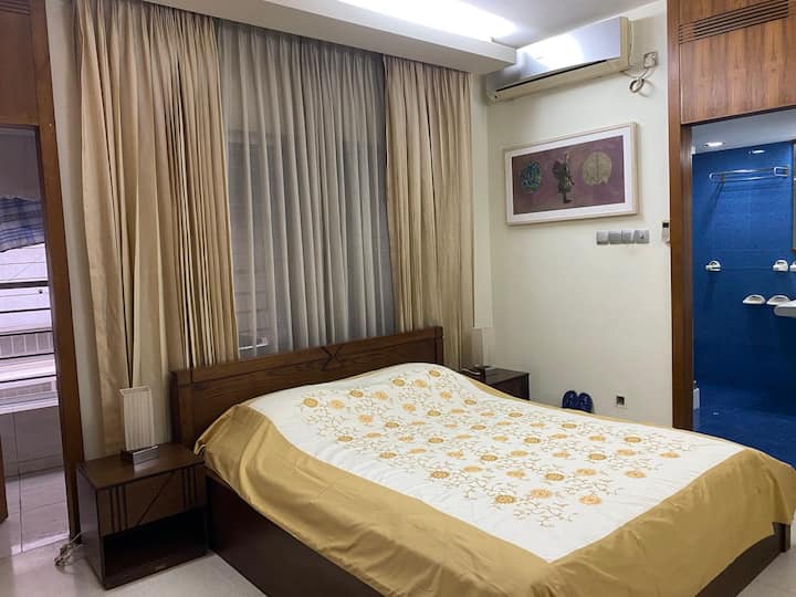 Chambre avec placards, salle de bain complète attenante et balcon