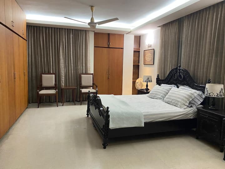 Chambre principale avec salle de bain attenante