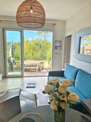 Entire home with 1 bedrooms in Six Fours Les Plages - Appartement climatisé avec terrasse, piscine