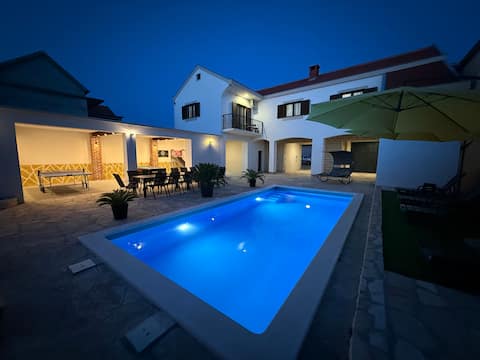 Pedic Estate – Pool, Jacuzzi, Game Room & More