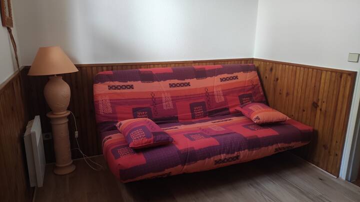 canapé lit dans la chambre  avec un point d eau..armoire...
attention la chambre est en face de la partie studio à  un mètre. 