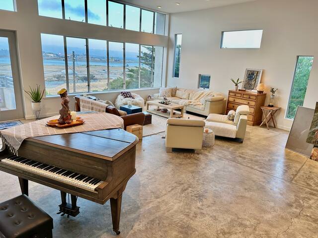 Large luxe space, epic views and easy parking gallery image 2