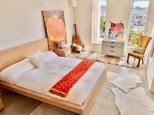 Large luxe space, epic views and easy parking gallery image 4