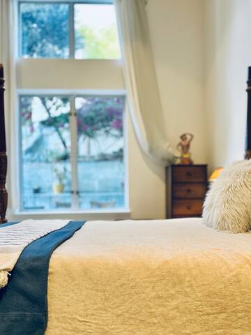 Large luxe space, epic views and easy parking gallery image 3