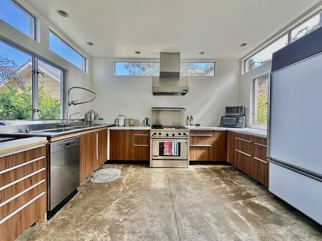 Large luxe space, epic views and easy parking gallery image 5