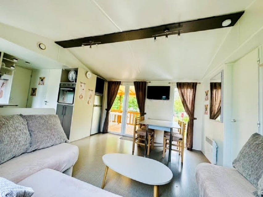 Successful Airbnb property: Near the Pool Cozy Mobile Home 3 Bedrooms - Sleeps 6/92 in Veuzain Sur Loire