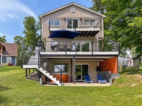 The Lotus Lake Retreat - Modern Comfort for 10
