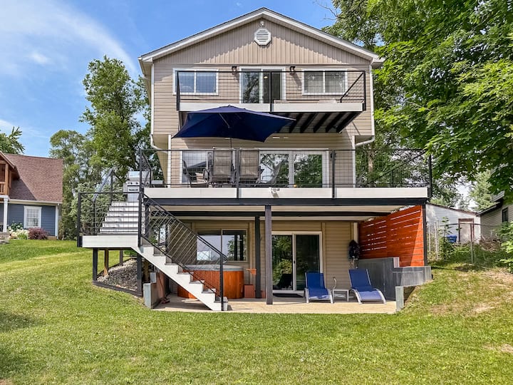 Lotus Lake Retreat | Sleeps 10 | Hot Tub