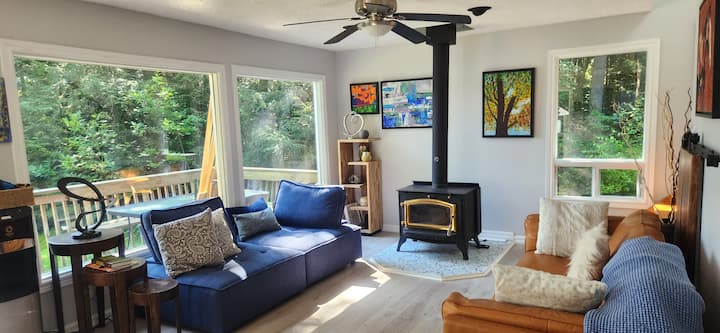 Waterfront Modern Cottage-450ft W Beautiful Views - Ontario