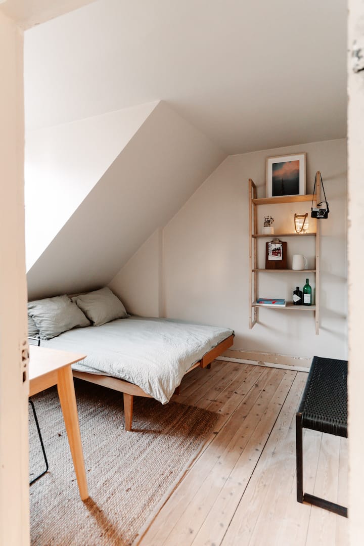 Офисът има малко двойно легло, което също може да се превърне в единично легло/диван. 

Когато е сгънато в двойно легло, размерите на леглото са 140x200 см.