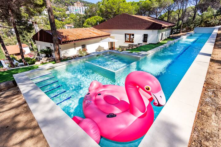 Luxury private Villa: 25m Pool, Gym, 200m to Beach