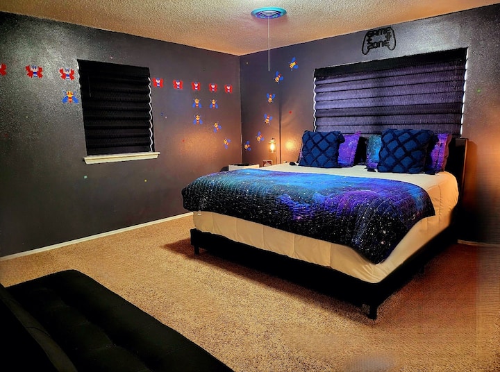 Cozy Master Bedroom with KING BED, Futon/Fold down double bed, 55" T.V., charging station, Roku & attached private bathroom. 