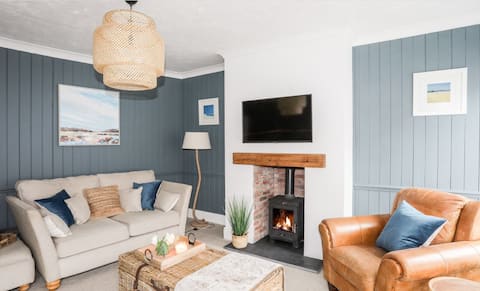 Spacious Home with Log Burner 100m from waterfront