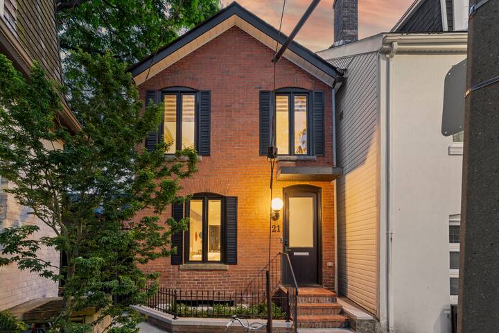 Luxury Home Yorkville 3bed3bath|hot tub&Pool house gallery image 2