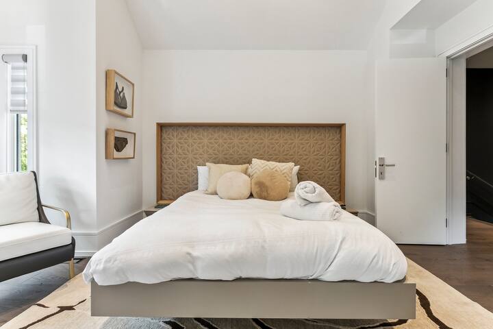 Luxury Home Yorkville 3bed3bath|hot tub&Pool house gallery image 4