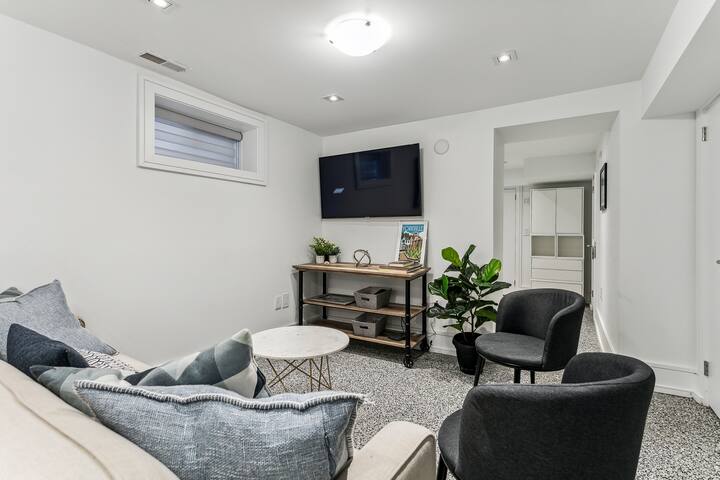 Luxury Home Yorkville 3bed3bath|hot tub&Pool house gallery image 3