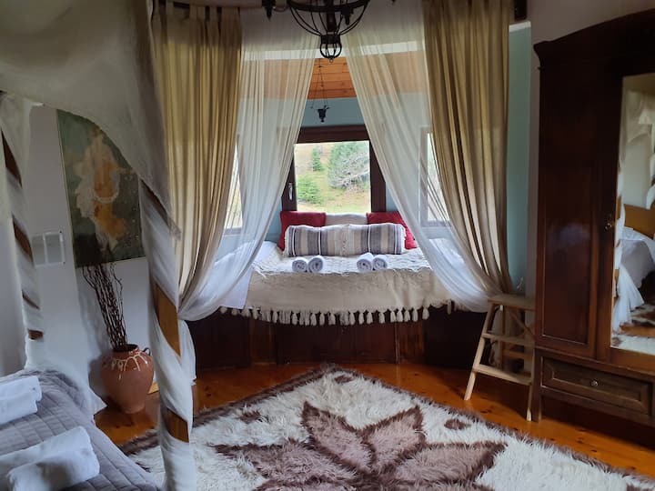 HAJJATI IM SCHLAFZIMMER 3 IM ERSTEN STOCK