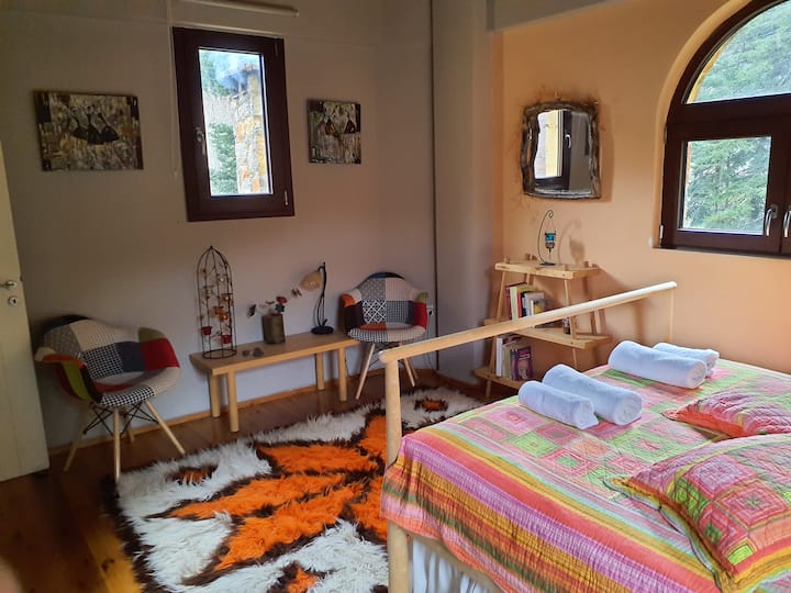 BLICK AUF SCHLAFZIMMER 2 IM 1. STOCK VOM FENSTER AUS