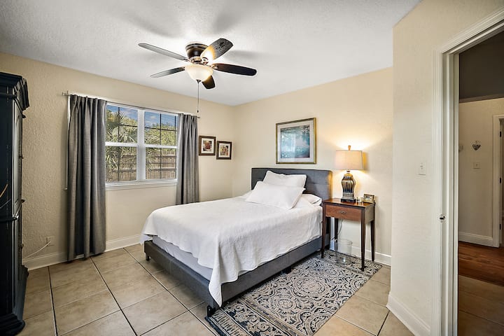 Prednja je spavaća soba velika i ispunjena svjetlom. Tu je prostrani ormar, mali TV, stalak za prtljagu i košara za rublje.