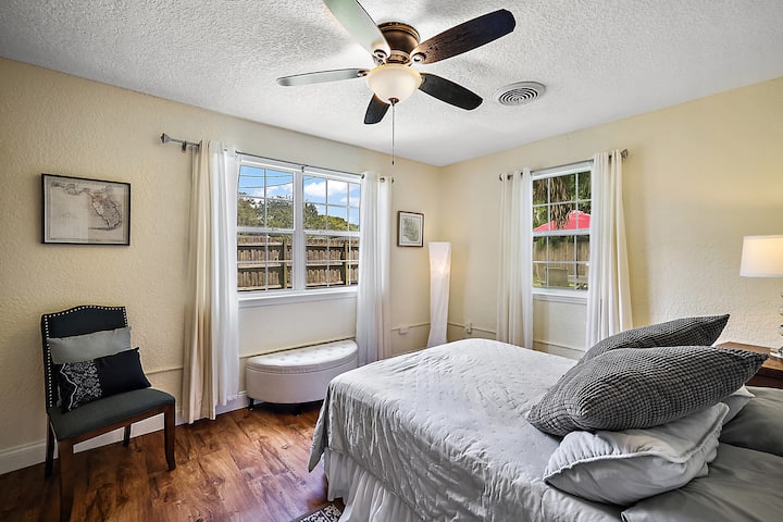 U srednjoj spavaćoj sobi nalazi se još jedan udoban bračni krevet s mnogo dodatnih jastuka i deka. Tu je i veliki otvoreni ormar za vašu odjeću.