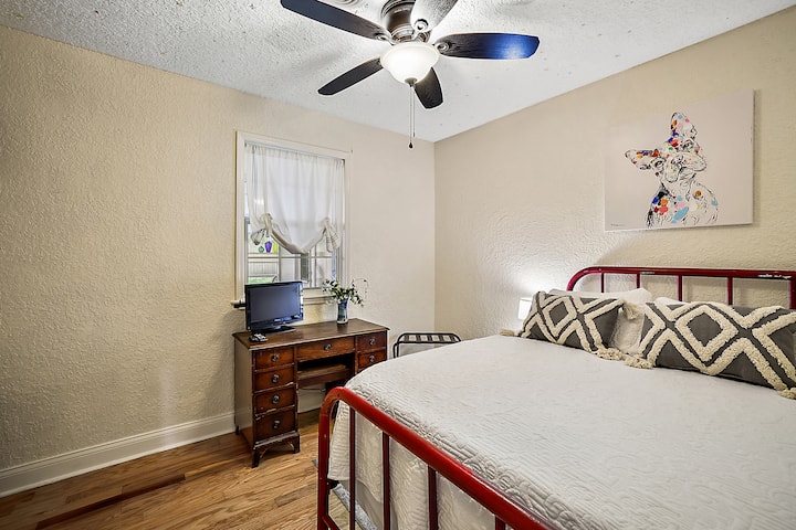 Ušuškajte se u ovaj starinski krevet pune veličine s madracem od memorijske pjene. Mali radni stol odlično je mjesto za rad i gleda na osunčani trijem. Tu je i mali televizor s protupožarnim štapom. 