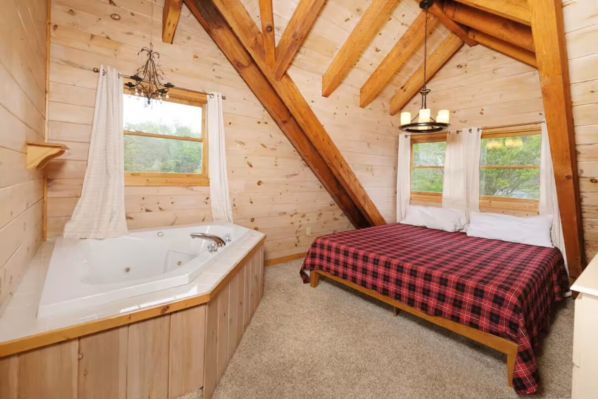 加大双人床和喷水浴缸-上层。 这间卧室没有门与阁楼区隔开。 