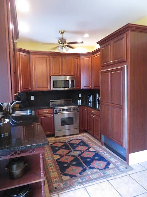 Top Airbnb: Historic Savannah Townhouse Private Parking in Savannah
