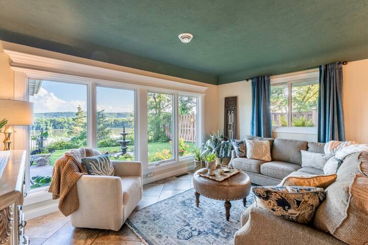 Castle Vue Villa & Outdoor Oasis (River Views) gallery image 4