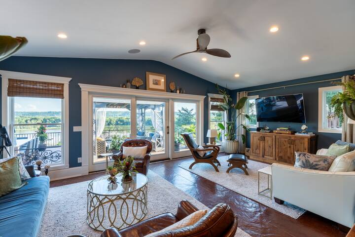 Castle Vue Villa & Outdoor Oasis (River Views) gallery image 3