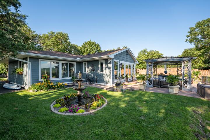 Castle Vue Villa & Outdoor Oasis (River Views) gallery image 2