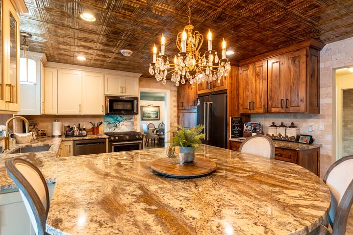 Castle Vue Villa & Outdoor Oasis (River Views) gallery image 5