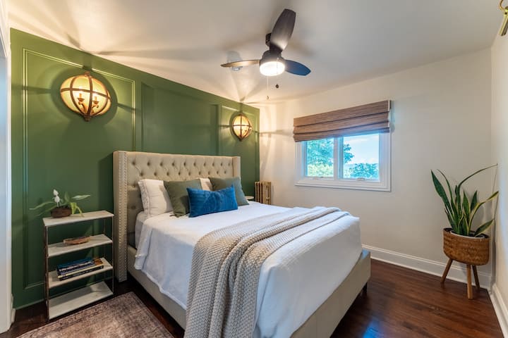 Богатите зелени стени, мекото осветление, свежо ремонтираните подове и плюшеното легло правят този апартамент с двойно легло една от любимите ни стаи в къщата.