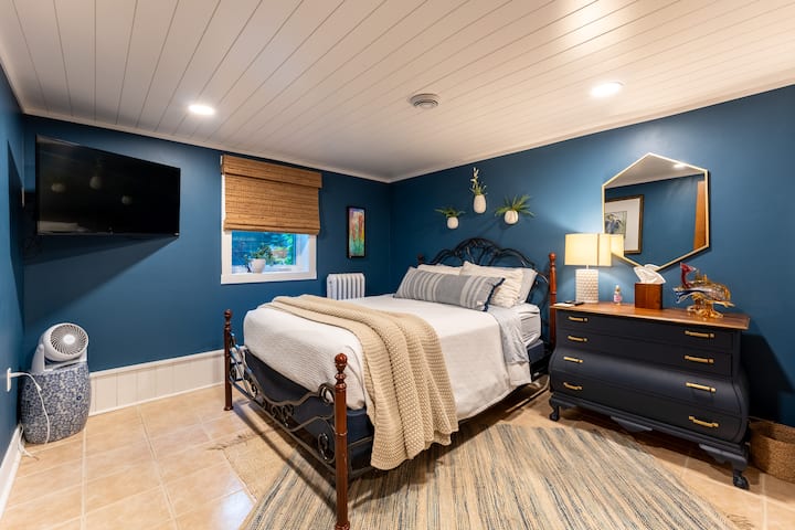 Този самостоятелен апартамент с двойно легло, разположен в завършеното мазе, разполага с хладни подови плочки, смарт телевизор и уютна, тиха атмосфера, идеална за дълбок сън.