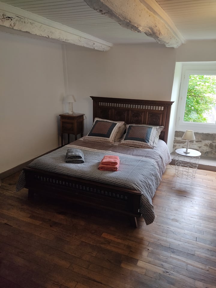 First bedroom upstairs with double bed (140x190cm). The duvet has a double thickness, you can remove one if you are too hot.