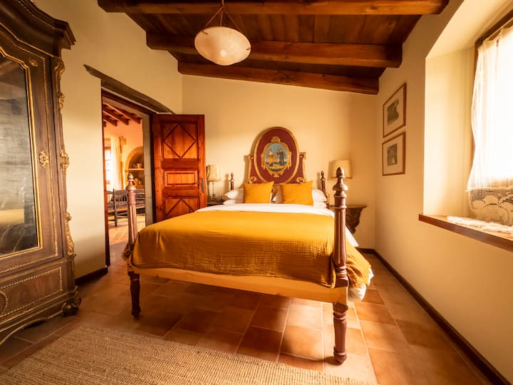 Ამ სურათზე ჩანს მე-19 საუკუნის დასაწყისის ოლოტის სტილის განსაცვიფრებელი ორადგილიანი საწოლი ხელით მოხატული დეტალებით. Ამ ოთახში კომფორტი და კარგი გემო იკრიბება. 