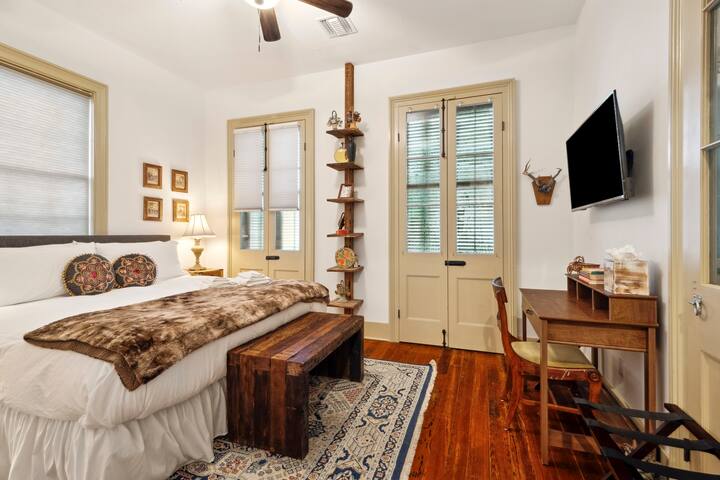 Charming Historic House w Pool & Hot Tub 5 BR|3 BA gallery image 2